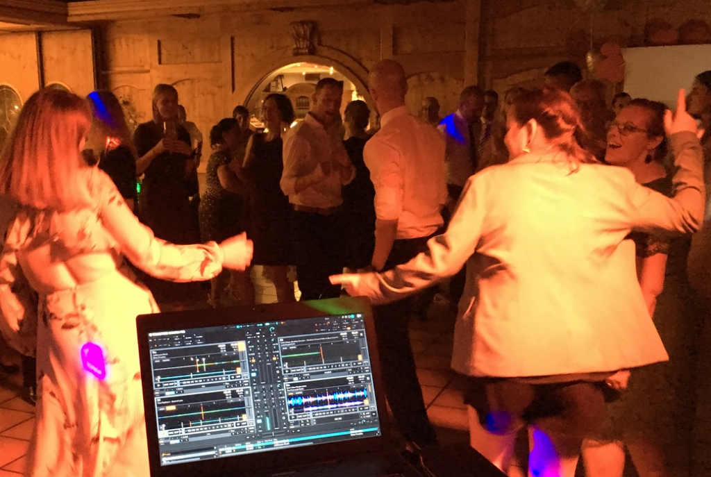 Tanzende Gäste bei eienr Hochzeit